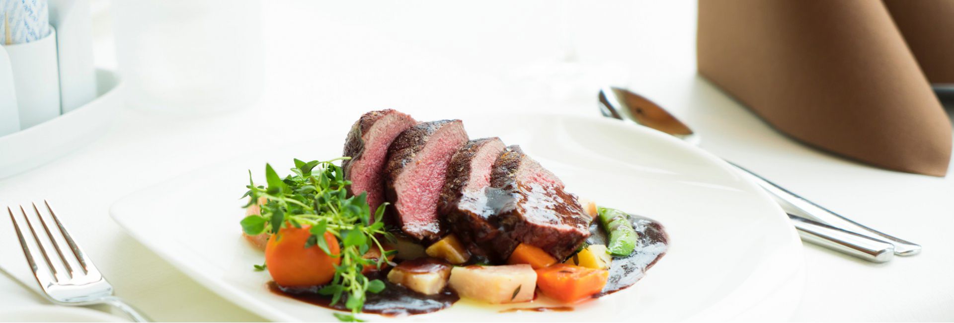 Moulins de poivres rares, poivres arrangés, mélanges d ’épices du monde et champignons